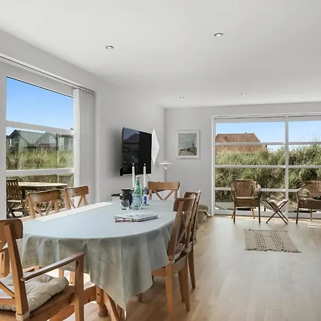 Pet Friendly In With Kitchen